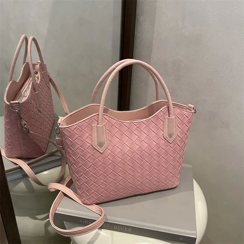 Women Weaving Street Trend Bucket Handbag with Zipper Closure