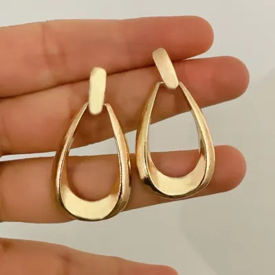 Women Fashion Geometric Oval Hollow Water Drop Earrings in Alloy