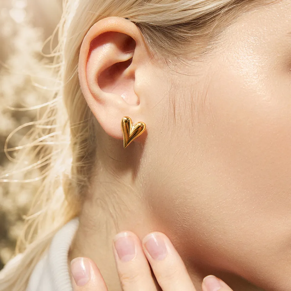 Women Fashion Simple Titanium Steel High Sense Heart Earrings