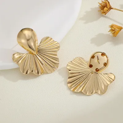 Fashion Wave Design Gold Alloy Earrings Simple Commuter Light Luxury