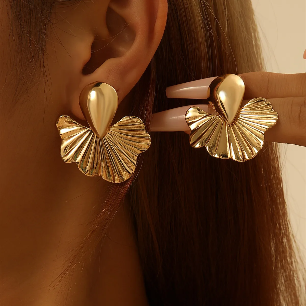 Fashion Wave Design Gold Alloy Earrings Simple Commuter Light Luxury