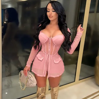 Conjunto de dos piezas de blusa y pantalones cortos con corsé de malla transparente y corte ajustado sexy
