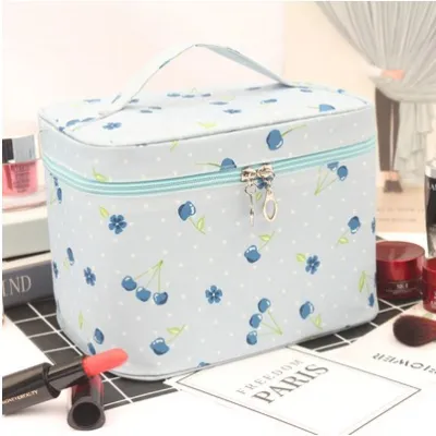 Fashion Printed Travel Cosmetic Bag Waterproof Polyester Fresh And Sweet Size 16x16.5x22cm