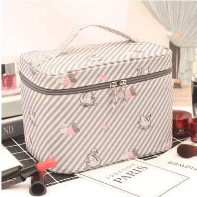 Fashion Printed Travel Cosmetic Bag Waterproof Polyester Fresh And Sweet Size 16x16.5x22cm