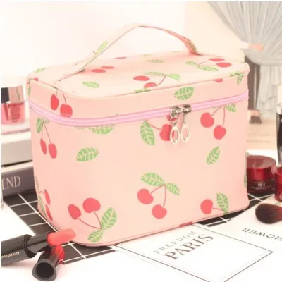 Fashion Printed Travel Cosmetic Bag Waterproof Polyester Fresh And Sweet Size 16x16.5x22cm
