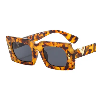 Fashion V-shaped Decorative Small Frame Sunglasses with PC Frame and AC Lens