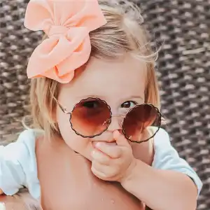 Gafas de sol con montura en forma de flor de moda para niñas