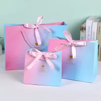 حقيبة تسوق ورقية لتغليف الهدايا بتصميم إبداعي بسيط باللون الوردي والأزرق المتدرج