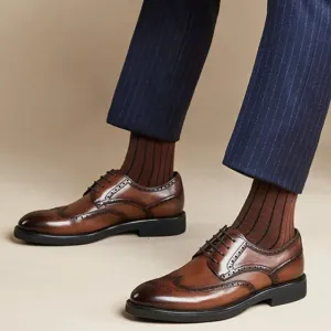Zapatos de cuero antideslizantes y resistentes al desgaste tallados a la moda para hombre