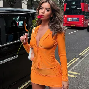 طقم مكون من قطعتين من بلوزة بأكمام طويلة وتنورة ورك بلون سادة للنساء