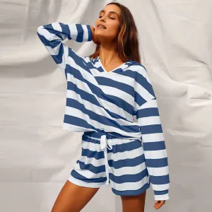 طقم مكون من قطعتين من السراويل الرياضية المخططة ذات القلنسوة والمناسبة للعطلات الصيفية للنساء